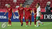 Bek timnas Indonesia U-23, Zalnando terlihat lesu melewati beberapa pemain Vietnam saat laga perebutan tempat ketiga Sepak Bola SEA Games 2015 di National Stadium Singapura, Senin (15/6/2015). Indonesia kalah 0-5. (Liputan6.com/Helmi Fithriansyah) 