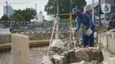 Aktivitas pekerja saat proyek peninggian turap Anak Sungai Ciliwung di kawasan Senen, Jakarta, Rabu (4/11/2020). Peninggian turap dilakukan sebagai langkah mengantisipasi banjir yang berasal dari luapan aliran sungai saat hujan deras. (Liputan6.com/Immanuel Antonius)