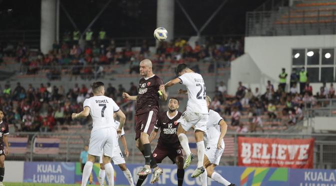 <p>Pemain&nbsp;PSM Makassar, Wiljan Pluim, melakukan duel udara di kotak penalti Kuala Lumpur City FC saat kedua tim bertanding pada Piala AFC 2022 di Stadion KLFA, Malaysia, Jumat (24/6/2022) malam WIB. (Dok. PSM Makassar)</p>