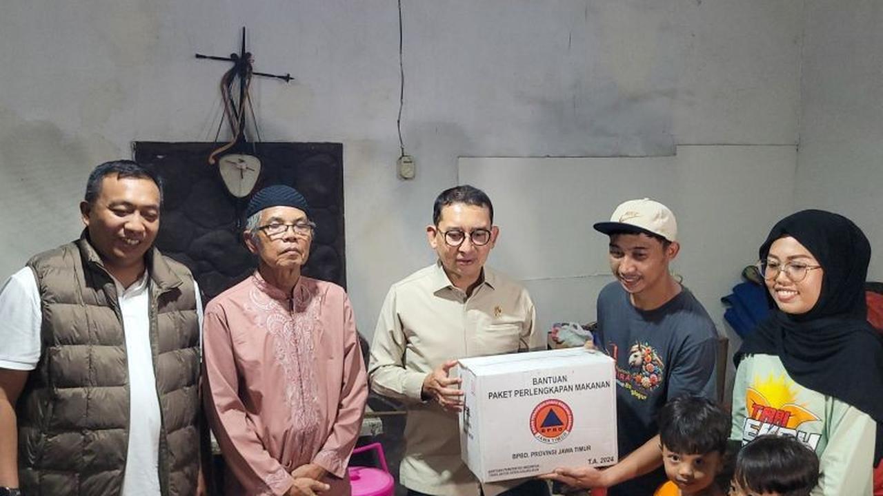Menbud Fadli Zon Salurkan Bantuan untuk Pegiat Seni Korban Banjir Situbondo