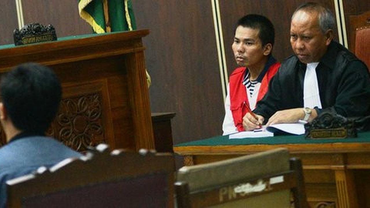 Mangkir sidang mucikari RA, artis TM & SB tak hormati hukum