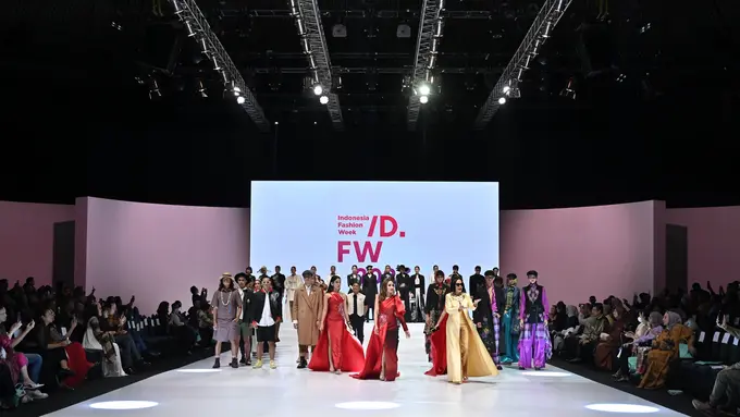 Indonesia Fashion Week 2023 Ditutup dengan Gaya Eksplorasi Sulam Karawo oleh Sederet Desainer Legendaris