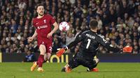 Pemain Liverpool, Diogo Jota mencetak gol ke gawang Leeds United saat laga pekan ke-31 Liga Inggris 2022/2023 di Elland Road, Leeds, Selasa (18/04/2023). The Reds menang dengan skor 6-1. (AP Photo/PA/Tim Goode)