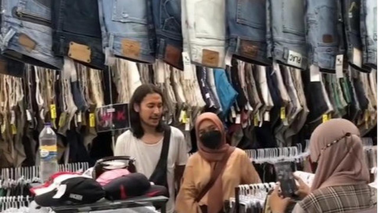Potret Ello Vokalis Band Dewa 19 Thrifting di Pasar Baru Pakai Kaos Oblong Bolong-Bolong, Tetap Ganteng Meski Tampil Lusuh