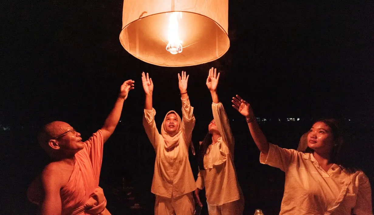 Cahaya lampion melambangkan pencerahan batin, pengharapan akan kehidupan yang lebih baik, serta kebangkitan dan transformasi diri. (YASUYOSHI CHIBA/AFP)