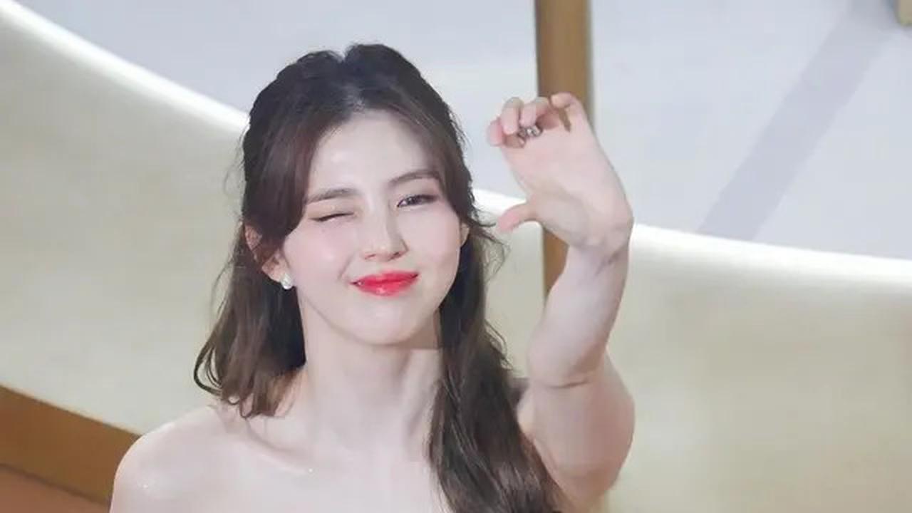 Gaya Han So Hee Pakai Gaun Berbelahan V di Acara Boucheron, Disebut Bak Bidadari