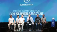 Pelath Persib Bandung, Igor Tolic (memegang mic) hadir dalam acara launching BRI Super League 2026/2027 di SCTV Tower, Jakarta, Selasa (1/9/2026). (Bola.com/Budy Santoso)