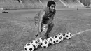 2. Eusebio (Portugal), bintang yang dalam kariernya sukses mencetak 790 gol dari 809 pertandingan ini meraih Ballon d'Or pada tahun 1965. Prestasi terbaiknya bersama Portugal hanya posisi ketiga Piala Dunia 1966. (AFP/Staff)