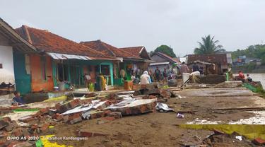 Ratusan rumah yang berada di sepanjang sungai Cikaso dan Sungai Cipalebuh Kecamatan Pameungpeuk, Garut nampak rusak setelah sapuan banjir bandang. (Liputan6.com/Jayadi Supriadin)