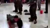 Adu ‘Push Up’ Anggota Marinir Melawan Gadis Kecil, Siapa Menang?