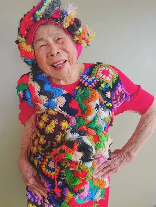 Emiko (93) nenek asal Jepang menjadi model untuk pakaian yang dibuat oleh cucunya. Sang cucu, Chinami Mori seringkali membuat pakaian warna cerah dan pelangi yang ia buat dengan teknik tenun khusus yang disebut Saori. (mymodernmet.com)