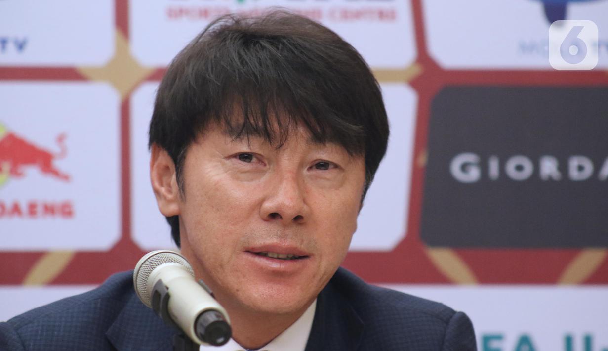 Shin Tae-Yong saat perkenalan pelatih baru Timnas Indonesia di Ruang VVIP Stadion Pakansari, Kab Bogor, Jawa Barat, Sabtu (28/12/2019). Pelatih asal Korea Selatan, Shin Tae-Yong resmi menandatangani kontrak sebagai pelatih Timnas Indonesia selama 4 tahun. (Liputan6.com/Helmi Fithriansyah)