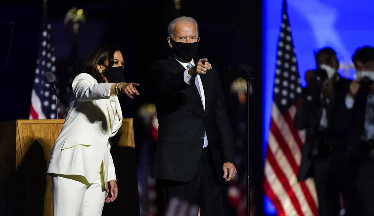 Presiden terpilih Joe Biden dan Wakil Presiden terpilih Kamala Harris saat menyampaikan pidato kemenangan Pilpres AS 2020 di Wilmington, Delaware, Amerika Serikat, Sabtu (7/11/2020). Joe Biden dan Kamala Harris memenangkan Pilpres AS 2020. (AP Photo/Andrew Harnik)