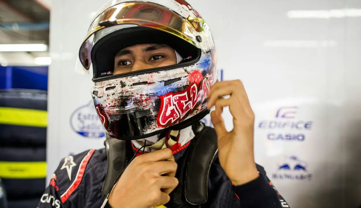 Pebalap Indonesia, Sean Gelael saat bersiap melakukan debutnya pada sesi tes bebas pertama bersama tim Toro Roso di F1 GP Singapura (16/9/2017). Sean tampil tenang tanpa masalah pada debut tersebut. (Bola.com/Toro Roso)