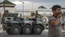Tentara Maroko berpatroli di tengah wabah baru virus corona baru di kota Tangiers (11/8/2020). Tentara dikerahkan untuk meredam Lonjakan kasus Covid-19 di negara tersebut. (AFP/Fadel Senna)