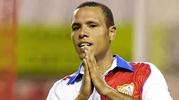 Gestur dari striker Sevilla, Luis Fabiano ketika berhadapan dengan Seongnam dalam kancah Peace Cup di Estadio Sanchez Pizjuan, Seville, 26 Juli 2009. AFP PHOTO/CRISTINA QUICLER