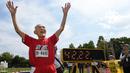 Hidekichi Miyazaki, 105 tahun, mencatat waktu 42,22 detik di nomor lari 100m Kyoto Masters Autumn Competiton di Kyoto, Jepang, Rabu (23/9/2015). (AFP Photo/Toru Yamanaka)