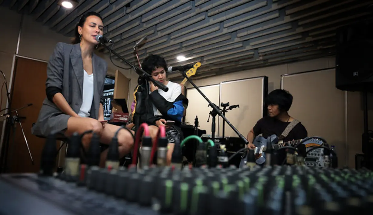 Randy, yang merupakan keyboardis NEV+ mengatakan bahwa itu merupakan workshop pertama bagi mereka dan di situ juga baru diketahui bagaimana sosok Sophia Latjuba, namun dengan mudahnya semuanya menyatu. (Deki Prayoga/Bintang.com)