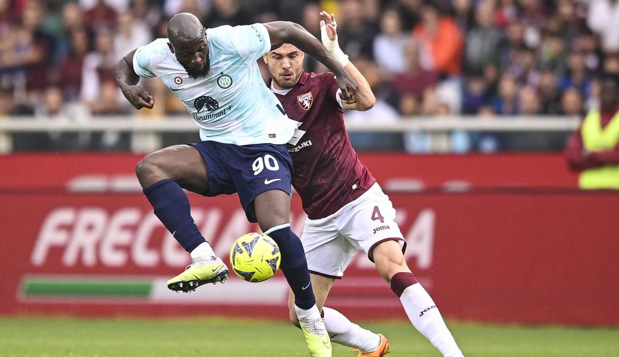 Pemain Inter Milan, Romelu Lukaku, mengontrol  bola saat melawan Torino pada laga Liga Italia di Stadion Olympic, Turin, Sabtu (3/6/2023). (Fabio Ferrari/LaPresse via AP)