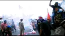 Melihat massa Prabowo yang semakin beringas, anggota kepolisian dengan sigap menembakkan gas air mata ke arah kerumunan massa yang mencoba merangsek masuk menerobos barikade pasukan anti huru-hara kepolisian (Liputan6.com/Faisal R Syam)