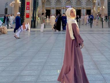 Tahun 2022 merupakan tahun pertama Dinda Kirana jalani ibadah umrah. Tampil beda dan tertutup pakai gamis dan hijab, penampilan artis dengan nama lengkap Dinda Kirana Sukmawati ini bikin adem. Bersyukur atas kesempatan berkunjung ke Tanah Suci untuk jalani ibadah umrah, Dinda Kirana doakan para pengikut Instagramnya agar bisa berkunjung ke Tanah Suci. (Liputan6.com/IG/@dindakirana.s)