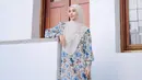 <p>Dress floral pattern dengan hijab polos memberi kesan manis dan anggun.</p>