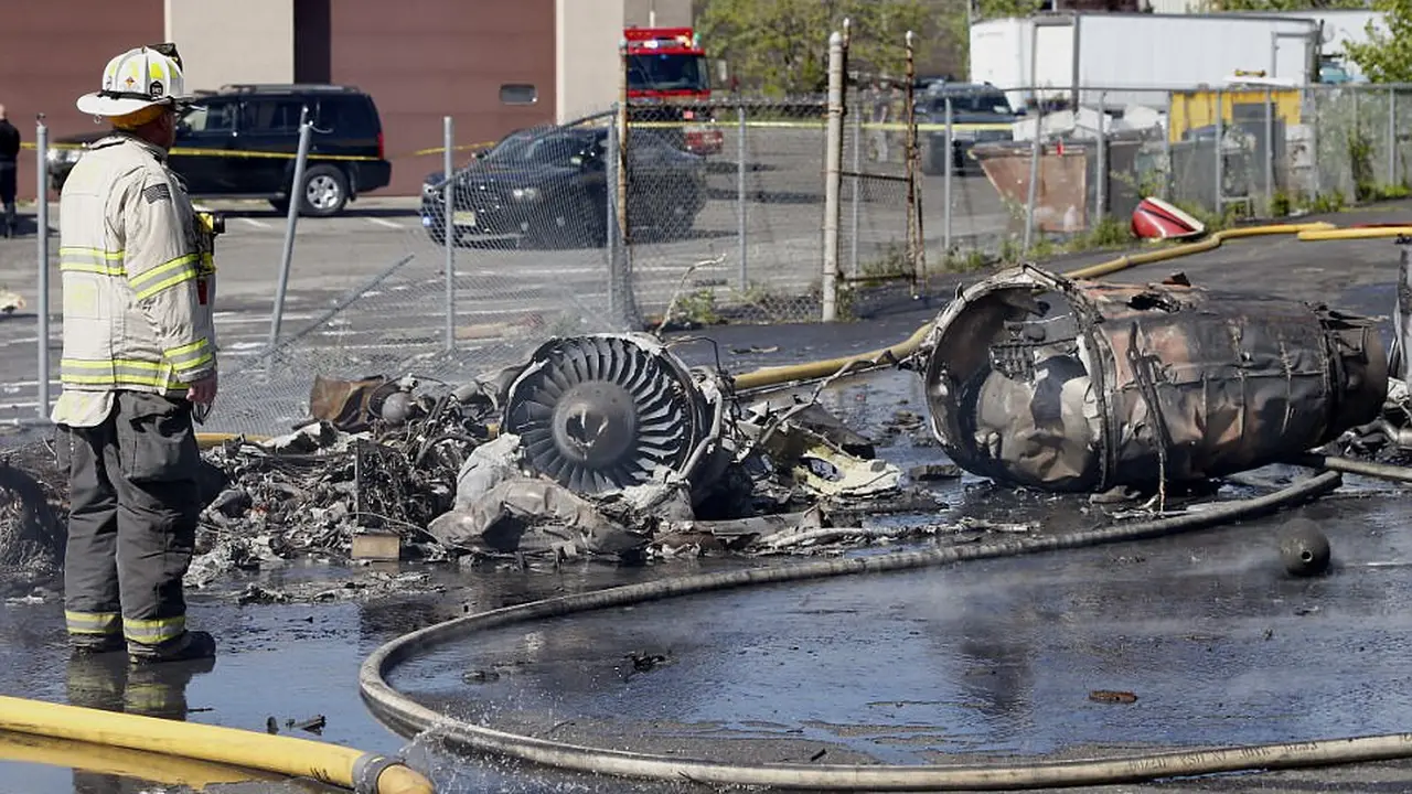Potongan pesawat yang terlibat kecelakaan, jatuh di dekat bangunan di New Jersey, AS. (AP)