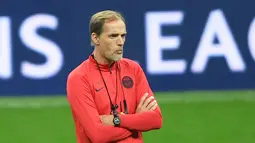 Pelatih Paris Saint-Germain (PSG), Thomas Tuchel melihat para pemainnya berlatih selama sesi latihan tim di kompleks olahraga TT Ali Samiyen di Istanbul (30/9/2019). PSG akan bertanding melawan tuan rumah Galatasaray pada grup A Liga Champions di Türk Telekom Stadium. (AFP Photo/Ozan Kose)