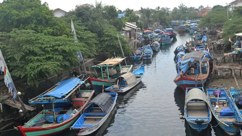 Nelayan memilih untuk menambatkan perahu-perahunya di Muara Sungai. (Foto: Liputan6.com/Muhamad Ridlo).