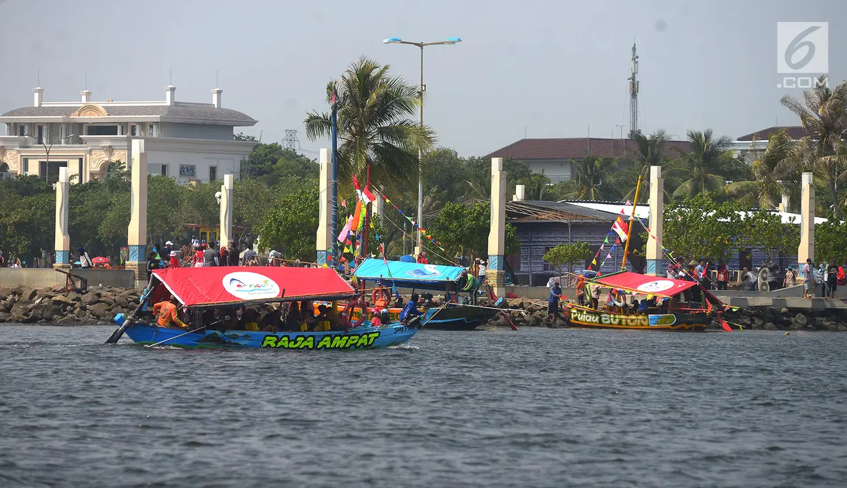 Pemandangan saat wisatawan berkeliling menggunakan perahu wisata di Pantai Ancol, Jakarta, Senin (18/6). Warga memilih mengisi libur Lebaran dengan berkeliling di perairan Ancol sambil menaiki perahu wisata. (Merdeka.com/Imam Buhori)