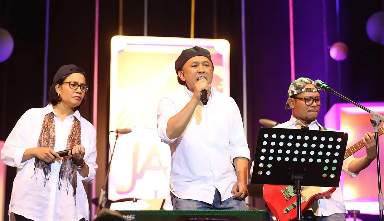 Setelah kumpul diatas panggung dengan perannya masing-masing, Elek Yo Band langsung beraksi di atas panggung. Lagu Dia yang dipopulerkan Anji langsung dilantumkan sebagai pembuka. (Bambang E Ros/Bintang.com)