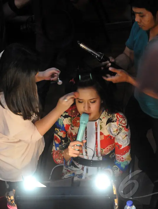 Raisa di-make up sebelum memulai latihan terakhir jelang konser tungal perdananya "Pemeran Utama", di kawasan Fatmawati, Jakarta, Rabu (20/5/2015). Dalam konser tersebut akan digelar pada 24 Mei mendatang. (Liputan6.com/Panji Diksana)
