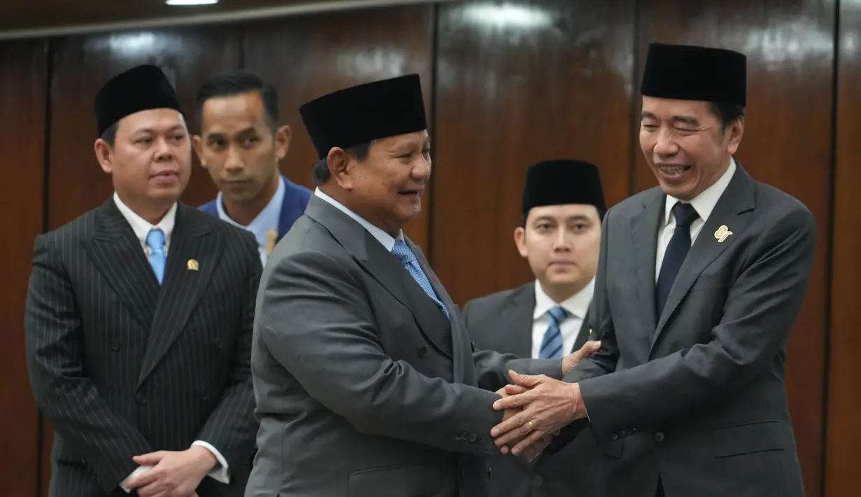 Presiden Prabowo Subianto berbincang dengan Presiden ketujuh RI Joko Widodo usai menyampaikan Pidato Kenegaraan di gedung parlemen di Jakarta, Indonesia, Jumat, 14 Agustus 2026.(DPR RI)