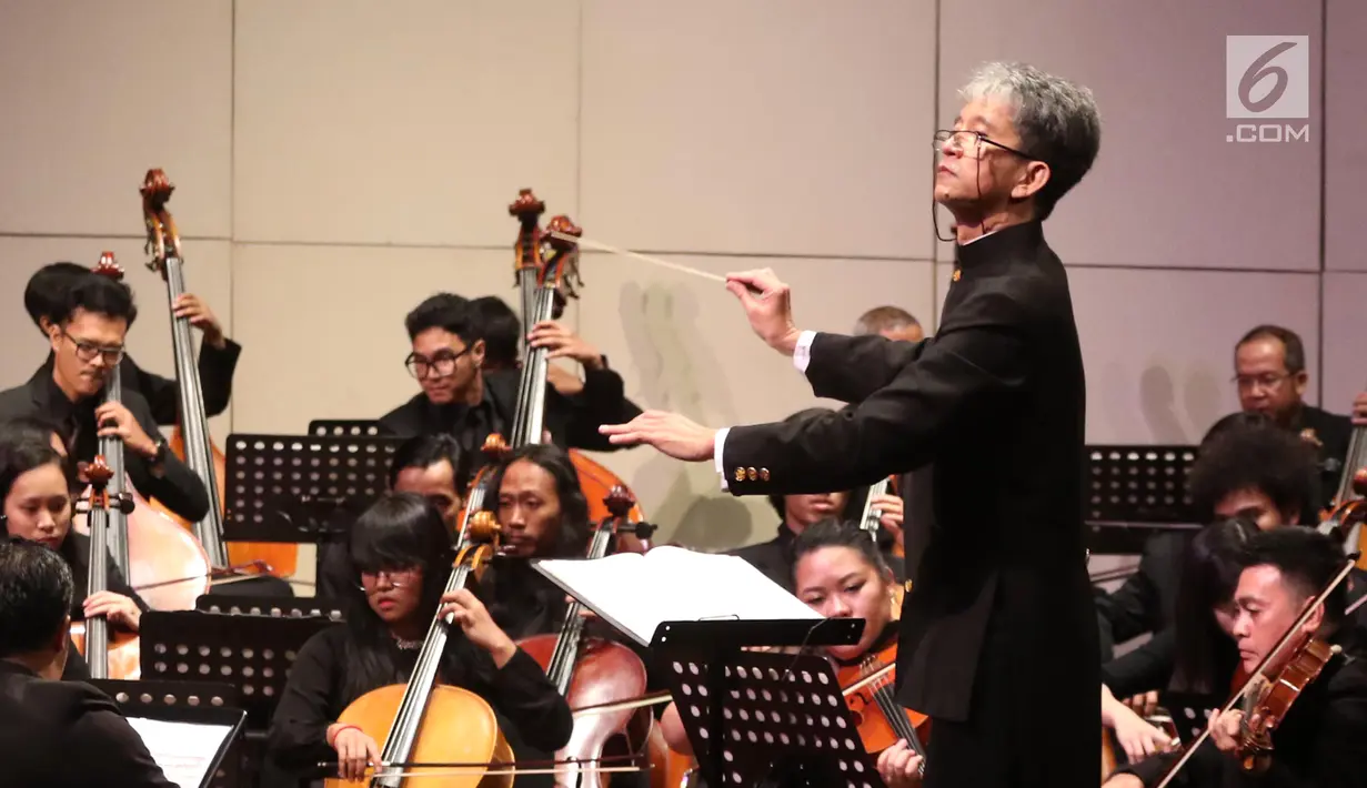 Sejumlah pemain orkestra tampil dalam konser Jakarta City Philharmonic (JCP) di Teater Jakarta, Taman Ismail Marzuki, Jakarta, Rabu (16/5). Konser tersebut mengangkat tema "Tirta". (Liputan6.com/Arya Manggala)