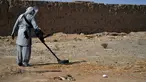 Organisasi penjinak ranjau HALO Trust memindai tanah untuk mencari ranjau dengan detektor logam di desa Nad-e-Ali, provinsi Helmand pada 9 November 2021. Sekitar 41.000 warga sipil Afghanistan terbunuh atau terluka oleh ranjau darat dan persenjataan yang tidak meledak sejak 1988. (Javed TANVEER/AFP)