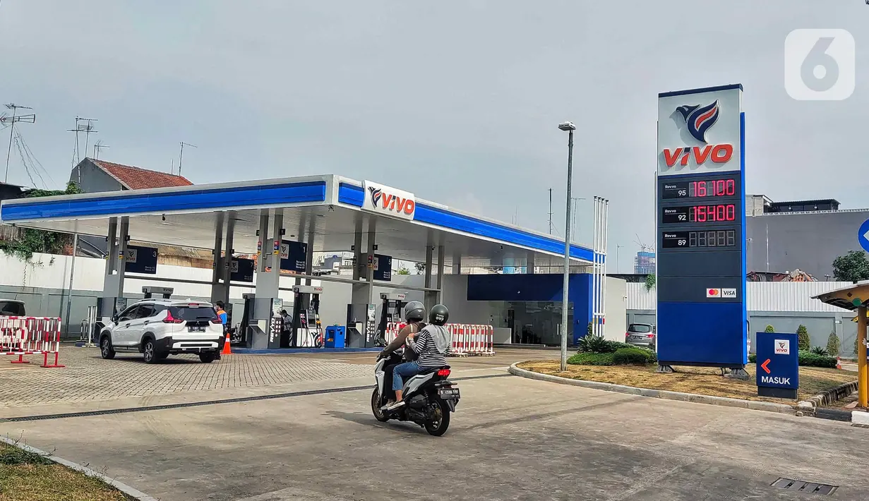 Suasana SPBU Vivo di kawasan Jakarta, Minggu (4/9/2022). Dirjen Migas Kementerian Energi dan Sumber Daya Mineral (ESDM) mengatakan pihak Vivo akan segera menyesuaikan harga BBM murah di Indonesia. Sebelumya Vivo menjual  bahan bakar jenis Ron-89 dengan harga dibawah pertalite namun itu hanya untuk menghabiskan stok bahan bakar tersebut. (Liputan6.com/Angga Yuniar)