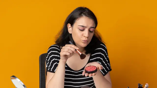 Akhiri makeup dengan setting spray agar hasil makeup tahan lama dan terhindar dari oksidasi