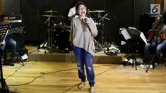Penyanyi Ruth Sahanaya berlatih jelang konser tunggalnya di Jakarta, Jumat (16/3). Penyanyi pop berusia 51 tahun itu akan menggelar konser tunggal di Dewan Filharmonik Petronas (DFP) pada 21 Maret 2018. (Liputan6.com/Immanuel Antonius)