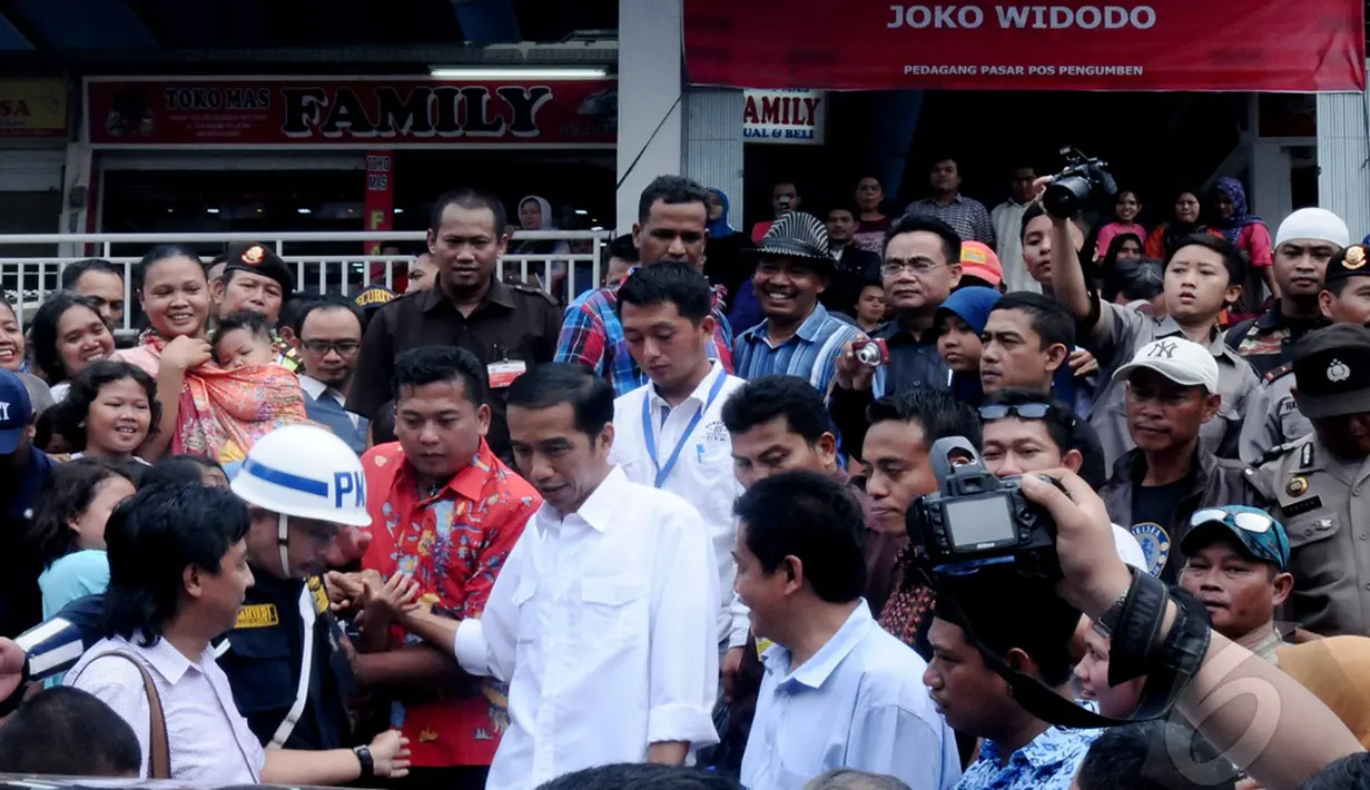 Acara peresmian pasar itu menarik perhatian puluhan orang, baik penjual ataupun pembeli, tidak terkecuali anak-anak. Mereka langsung mengerumuni Jokowi sejak turun dari mobilnya, Selasa (20/5/2014) (Liputan6.com/Andrian M Tunay).