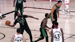 Pebasket Boston Celtics, Jaylen Brown, merayakan kemenangan atas Toronto Raptors pada semifinal playoff NBA wilayah timur di AdventHealth Arena, Sabtu (12/9/2020). Boston Celtics menang 92-87 atas Toronto Raptors.  (AP Photo/Mark J. Terrill)
