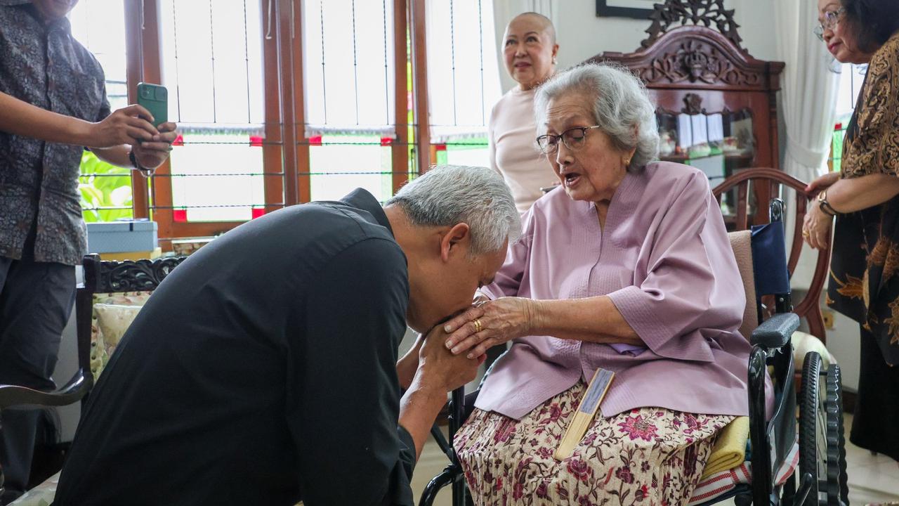 Capres RI 2024 Ganjar Pranowo bertemu Meriyati Roeslani atau Meri Hoegeng, istri mantan Kapolri Jenderal (Purn) Hoegeng Iman Santoso (Istimewa)