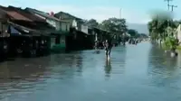 Selain menggenangi rumah, banjir juga memutuskan jalan protokol yang menghubungkan Kota dan Kabupaten Bandung.