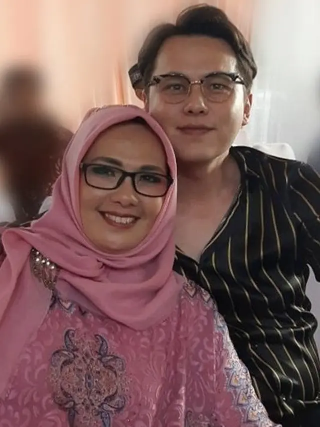 Jarang Tersorot, Ini 6 Potret Kebersamaan Andhika Pratama dan Ibunda