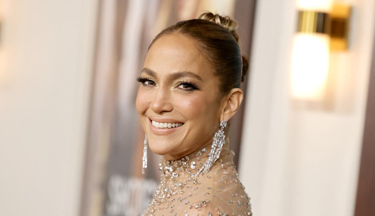 Jennifer Lopez tersenyum saat menghadiri pemutaran perdana film "Shotgun Wedding" di Los Angeles di TCL Chinese Theater di Hollywood, California (18/1/2023). Jennifer Lopez membawa pesona A-list yang serius di acara pemutaran film itu. (Emma McIntyre/Getty Images/AFP)