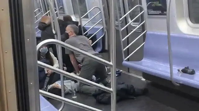 FOTO: Penembakan Penumpang Kereta Bawah Tanah di New York