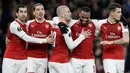 Striker Arsenal Alexandre Lacazette bersama rekan setimnya merayakan gol saat melawan CSKA Moscow pada pertandingan Liga Eropa di stadion Emirates, London (5/4). (AP Photo / Tim Ireland)