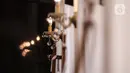 Salib terikat pada lampu saat ibadah Paskah di tengah pandemi COVID-19 di Gereja Protestan Indonesia bagian Barat (GPIB) Effatha, Minggu (4/4/2021). Ibadah rangkaian Paskah tersebut digelar secara daring dengan tetap menerapkan protokol kesehatan. (Liputan6.com/Johan Tallo)