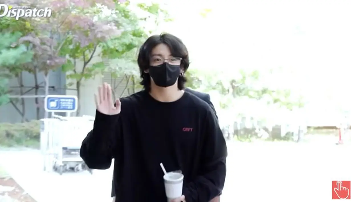 Saat turun dari mobil, Jungkook sudah ditunggu pewarta. Dengan ramahnya, ia pun melambaikan tangannya. (Foto: Dispatch/Allkpop)