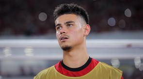 Ekspresi pemain Timnas Indonesia, Mees Hilgers, saat laga melawan China dalam laga Kualifikasi Piala Dunia 2026 zona Asia di Stadion Utama Gelora Bung Karno (SUGBK), Jakarta, Kamis (5/6/2025). (Bola.com/Bagaskara Lazuardi)