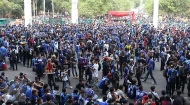 Ribuan Bobotoh membuat biru kawasan SUGBK, Jakarta, Minggu (18/10/2015). Kedatangan Bobotoh untuk mendukung Persib Bandung melawan Sriwijaya FC di Final Piala Presiden 2015 (Liputan6.com/Herman Zakharia)